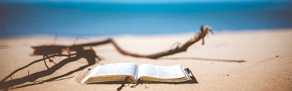 En uppslagen bok på en strand