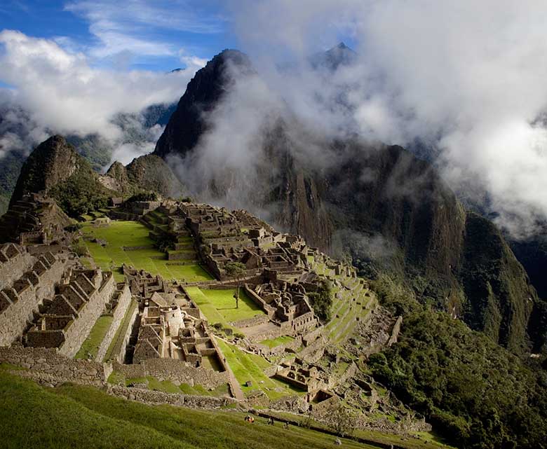 Un templo en una montaña en la niebla.